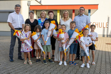 Schulqualitätsmanager Werner Zwickl, die Lehrerinnen Eva Enz (Lehrerin) und Daniela Christ-Mahr, Direktorin Beate Wurzinger, Landesrätin Daniela Winkler und Bürgermeister Michael Schmidtmit Schülerinnen und Schülern der Fuchsklasse der Volksschule St. Andrä am Zicksee.