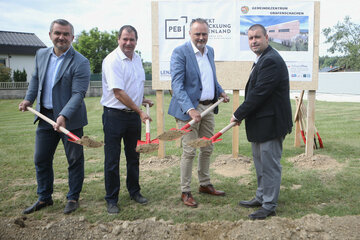 Landeshauptmann Hans Peter Doskozil (2.v.r.) und Infrastrukturlandesrat Heinrich Dorner (l.) mit Bürgermeister Marc Hoppel (r.) und Vizebürgermeister Johannes Pfeffer (2.v.l.) beim Spatenstich für des neue Gemeindezentrum in Grafenschachen