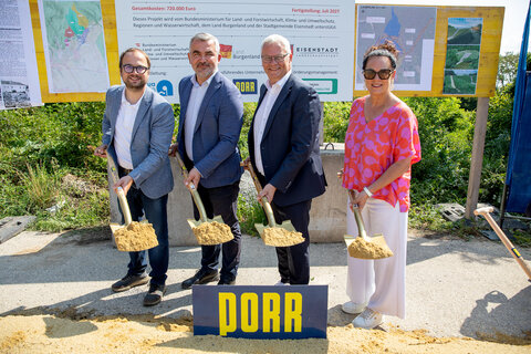 Landesrat Mag. Heinrich Dorner (2.v.l.) beim Spatenstich des Rückhaltebeckens im Ortsteil St. Georgen mit Landtagsabgeordneten, Bürgermeister Mag. Thomas Steiner (2.v.r.) und deren Vizebürgermeistern Istvan Deli, BA (l.) und der 2. Vizebürgermeisterin Charlotte Toth-Kanyak (r.).