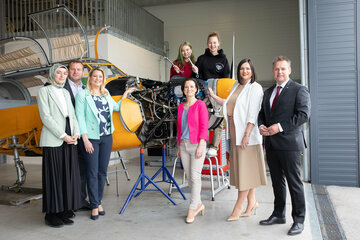 v.l. "Role model" DI Esma Atak, Bernd Hochwarter, Schulqualitätsmanager, LRin Daniela Winkler, Schülerinnen Rabea Ahmad und Agnes Gal, IV-GFin Aniko Benkö, LH-Stv.in Astrid Eisenkopf, HTL-Dir. Thomas Schober