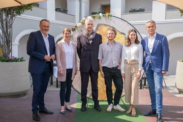Landeshauptmann Hans Peter Doskozil, Geschäftsführerin Barbara Weißeisen-Halwax (Kulturbetriebe Burgenland), Regisseur Stephan Grögler, "Franz Josef"-Darsteller Phillipp Laabmayr, "Sissy"-Darstellerin Valerie Luksch und Generalintendant Alfons Haider (v.l.) bei der Vorstellung der heurigen Jubiläumsproduktion