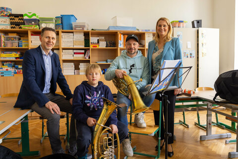 Dir. Martin Ivancsits, Musiklehrer Reini Biber und Landesrätin Daniela Winkler mit Musikschüler