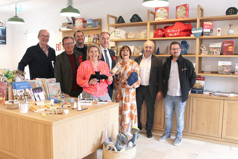 Landesrat Dr. Leonhard Schneemann mit Burgkoordinator Mag. Norbert Darabos und Mag.a Claudia Priber, Geschäftsführerin der Kulturbetriebe Burgenland.