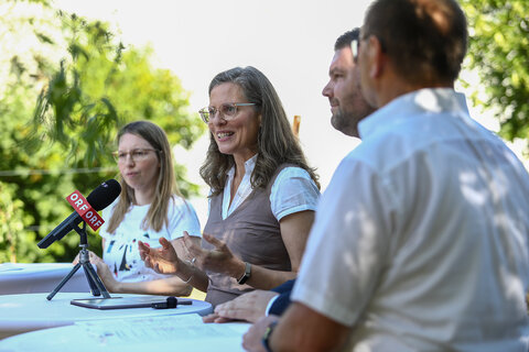 Landeshauptmann-Stellvertreterin Anja Haider-Wallner präsentierte mit Johanna Aufner, Architekturraum Burgenland und ViA ZT Architektur KG, dem Pöttelsdorfer Bürgermeister Christian Kurz und Pöttelsdorfs Vizebürgermeister Roland Piller die Dorfentwicklungsstrategie 2026