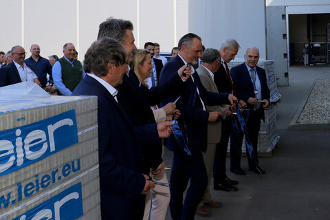 Beim Durchschneiden des Bandes