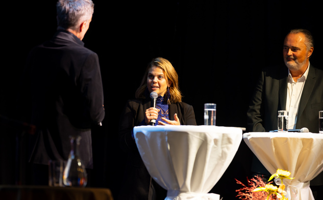 Moderator Alfons Haider, Abteilungsvorständin Claudia Priber und Landeshauptmann Hans Peter Doskozil