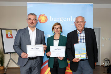 Verkehrslandesrat Heinrich Dorner und Christine Zopf-Renner, Leiterin der Mobilitätszentrale Burgenland, erhielten vom Verein Walk-space.at – vertreten durch Obmann Dieter Schwab – eine Auszeichnung für den Masterplan „Burgenland zu Fuß“.
