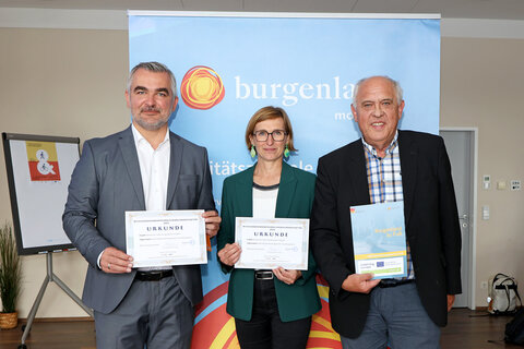 Verkehrslandesrat Heinrich Dorner und Christine Zopf-Renner, Leiterin der Mobilitätszentrale Burgenland, erhielten vom Verein Walk-space.at – vertreten durch Obmann Dieter Schwab – eine Auszeichnung für den Masterplan „Burgenland zu Fuß“.