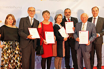 Mag.a Claudia Priber, Vorständin Abteilung 7-Bildung, Kultur und Wissenschaft (l.) und Landesrat Dr. Leonhard Schneemann (r.) mit den PreisträgerInnen Dr. Sepp Gmasz, Prof.in Mag.a Ulrike Truger, Karin Ivancsics, Ferry Janoska und Prof. Stefan Kocsis (v.l.).