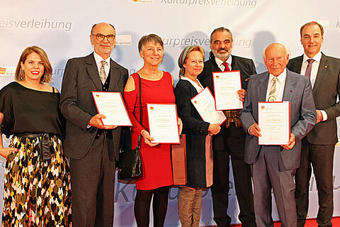 Mag.a Claudia Priber, Vorständin Abteilung 7-Bildung, Kultur und Wissenschaft (l.) und Landesrat Dr. Leonhard Schneemann (r.) mit den PreisträgerInnen Dr. Sepp Gmasz, Prof.in Mag.a Ulrike Truger, Karin Ivancsics, Ferry Janoska und Prof. Stefan Kocsis (v.l.).