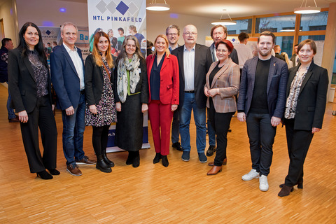 Bildungslandesrätin Mag.a (FH) Daniela Winkler (5.v.l.) besuchte die HTL Pinkafeld im Zuge der Langen Nacht der Bildung.
