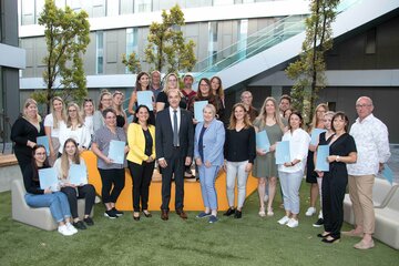 LR Dr. Leonhard Schneemann (Bildmitte), Akademie Burgenland-Geschäftsführerin Mag.a (FH) Bettina Frank (gelber Blazer), Vortragende Dr. Belinda Mikosz (re.v.LR Schneemann) und Natalie Moser, MA (Lehrgangsleiterin Akademie Burgenland, 2.re.v. LR Schneemann) mit LehrgangsabsolventInnen – einige konnten bei der Überreichung nicht persönlich anwesend sein