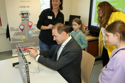 Landesrat Dr. Leonhard Schneemann probierte die Berufe bei den Stationen selbst aus.