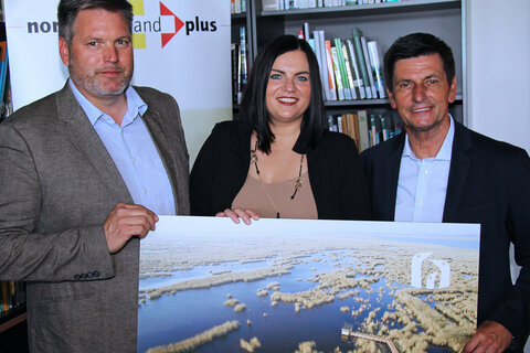 Nationalparkdirektor DI Johannes Ehrenfeldner, Landesrat Christian Illedits, Obmann LAG nordburgenland plus, sowie Natur- und Umweltschutzlandesrätin Mag.a Astrid Eisenkopf präsentierten das LEADER-Projekt „Blickpunkt Nationalpark“, das zum Ziel hat, den Nationalpark Neusiedler See – Seewinkel zu einer starken Marke weiterzuentwickeln und ein hohes Maß an Bekanntheit bzw. die Wahrnehmung der Marke und die Identifikation mit dieser zu erreichen