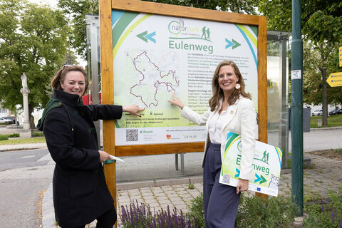 Landeshauptmann-Stellvertreterin Anja Haider-Wallner und die Geschäftsführerin des Naturparks Rosalia-Kogelberg, Marlene Hrabanek-Bunyai, bei einem der Ausgangspunkte des Eulenweges, der auf einer Länge von 87 Kilometern durch alle Naturparkgemeinden führt.