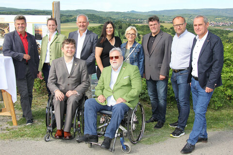 Naturpark Rosalia-Kogelberg: Das Zertifikat „Barrierefreies Naturerlebnis“ des ÖZIV Burgenland wurde von ÖZIV Präsident Manfred Seifert und Hans-Jürgen Gross, ÖZIV Ehrenpräsident, an LH-Stv.in Mag.a Astrid Eisenkopf, Thomas Böhm, GF ARGE Burgenländischer Naturparke, Marlene Hrabanek-Bunyai, Biodiversitätsexpertin (RMB) und GFin Naturpark Rosalia-Kogelberg, Naturpark-Obmann Kurt Fischer, Bgm. Naturparkgemeinde Baumgarten, und weitere Bürgermeister-Kollegen der insgesamt 13 Naturpark-Gemeinden überreicht.