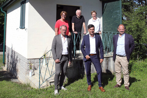 Sozial- und Wirtschaftslandesrat Christian Illedits, pro mente Burgenland Obfrau und Geschäftsführerin Eva Blagusz (hinten ganz rechts), pro mente Burgenland Geschäftsführerin Petra Prangl (hinten links), Wilhelm Pfeiffer, Direktor der Landesberufsschule Pinkafeld (vorne links), Manfred Ringhofer, Fachschule für Keramik und Ofenbau Stoob, (vorne rechts) und Architekt Wilhelm Czencz (hinten mitte) vor dem Kellerstöckl am Csaterberg