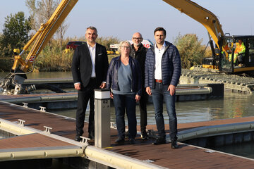 (v.l.n.r) Landesrat Mag. Heinrich Dorner, Podersdorfs Bürgermeisterin Michaela Wohlfart, Christian Sailer, Leiter der Task Force für den Gesamtraum Neusiedler See/Seewinkel und Erich Gebhardt, Geschäftsführer der Seemanagement Burgenland GmbH beim Start der Arbeiten im Rahmen des Pilotprojekts zur Schlamm- und Schilfbeseitigung am Neusiedler See  in Podersdorf.