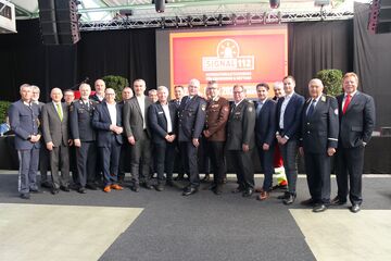 Landesrat Heinrich Dorner, Bürgermeister Georg Rosner, der Geschäftsführer der Neue Messe Fulda GmbH Manfred Hommel, der Präsident des Roten Kreuzes Burgenland Werner Krischka und der Präsident des Österreichischen Bundesfeuerwehrverbandes Robert Mayer und der burgenländische Landesfeuerwehrkommandant Franz Kropf mit internationalen Vertretern bei der Eröffnung der Messe.