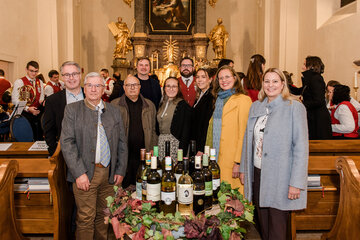 LAbg. Markus Ulram, Bürgermeister von Halbturn, Bürgermeister Josef Kolby, Prior Pater Meinrad Tomann, Weinprinzessin Lena Glauber, Kapellmeister Markus Karner, Weinkönigin Maria Liegenfeld, LH-Stv.in Anja Haider-Wallner und LRin Mag.a (FH) Daniela Winkler bei der Eröffnung der Wein- und Kulturtage Mönchhof.