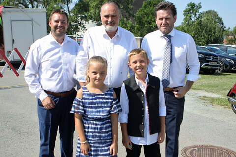 Die Kinder Lorena Krznaric und Mika Reindl (vorne v.l.) begrüßten gemeinsam mit Bürgermeister Bernhard Herics (rechts hinten) und Vizebürgermeister Werner Gabriel (links hinten) Landeshauptmann Hans Peter Doskozil (Mitte hinten) in der Gemeinde Schandorf.