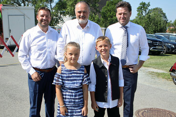Die Kinder Lorena Krznaric und Mika Reindl (vorne v.l.) begrüßten gemeinsam mit Bürgermeister Bernhard Herics (rechts hinten) und Vizebürgermeister Werner Gabriel (links hinten) Landeshauptmann Hans Peter Doskozil (Mitte hinten) in der Gemeinde Schandorf.