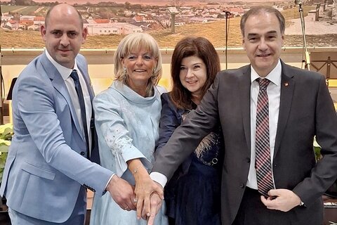 Vizebürgermeister Stefan Wögerer, Bürgermeisterin Elisabeth Böhm, Vizebürgermeisterin Sabine Nyikos und Landesrat Leonhard Schneemann beim Anschnitt der Festtorte.