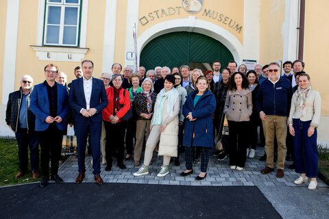 Landesrat Dr. Leonhard Schneemann (2.v.l., vorne), 2. Landtagspräsident, Bürgermeister Mag. Kurt Maczek (rechts, 2. Reihe), Obmann Rudolf Köberl (2.v.r., vorne, Museumsverein Pinkafeld) und Leiter Mag. Gert Polster (Landesmuseum Burgenland, 2.v.l.) mit allen Teilnehmer*innen beim 20. Burgenländischen Museumstag im Stadtmuseum Pinkafeld.