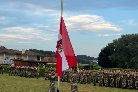In Neustift an der Lafnitz wurden gestern, Freitagabend 150 Rekruten des Jägerbataillons 19 unter Anwesenheit von Landeshauptmann Hans Peter Doskozil angelobt.