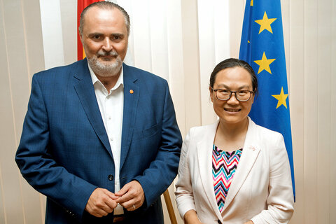 Landeshauptmann Hans Peter Doskozil empfing die Chinesische Botschafterin Qi Mei (v.l.) in seinem Büro im Landhaus in Eisenstadt.