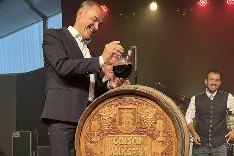 LR Leonhard Schneemann beim Ziehen des roten Festspielweins mit dem Weinheber aus dem Barriquefass