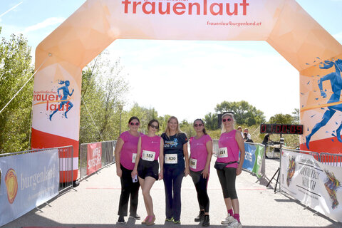 Landesrätin Daniela Winkler mit dem Team der Frauen- und Familienberatungsstelle „Der Lichtblick“ im Ziel.
