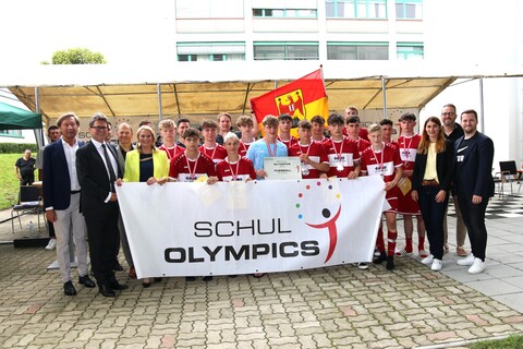 Bildungslandesrätin Daniela Winkler mit der zweitplatzierten Mannschaft der HTL Pinkafeld.