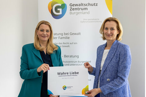 Landesrätin Mag.a (FH) Daniela Winkler (links im Bild) und Mag.a Karin Gölly, Geschäftsführerin des Gewaltschutzzentrums Burgenland.