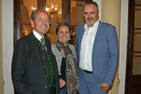 Landeshauptmann Hans Peter Doskozil mit Hausherr Heinz und Tochter Constanze Schinner