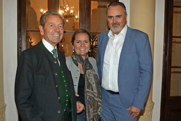 Landeshauptmann Hans Peter Doskozil mit Hausherr Heinz und Tochter Constanze Schinner