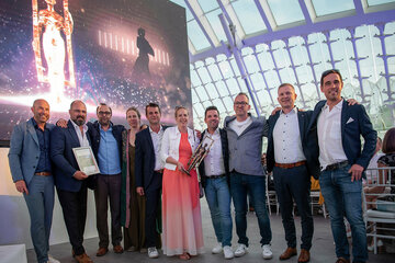 Prok. Ing. Jürgen Laky und DI Sonja Janak-Gerdenitsch von den Landesimmobilien Burgenland freuen sich gemeinsam mit Vertretern der Baufirma Unideko, dem Architekturbüro Walter Jartschitsch sowie dem Architekturbüro Steiner de Beer über den Gewinn des „Life Challenge Award 2022“