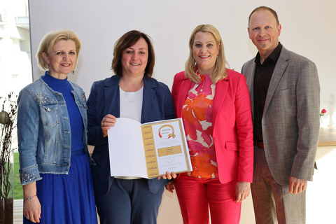 Bildungslandesrätin Mag.a (FH) Daniela Winkler verlieh gemeinsam mit Bildungsdirektor-Stellvertreterin und Leiterin des Präsidialbereichs der Bildungsdirektion Burgenland, wHRin Mag.a Sandra Steiner und Fachinspektor Mag. Harald Ziniel die Schulsportgütesiegel sowie Auszeichnungen um den Schulsport verdiente Lehrpersonen.