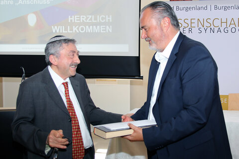 Nechemja Gang von der Misrachi Gemeinde Österreich übergab ein Buch mit Aufzeichnungen der Chewra Kadischa von Deutschkreutz an Landeshauptmann Hans Peter Dokozil.