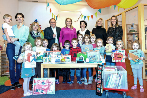 Übergabe von „Medienkoffern“ an den Kindergarten Zurndorf: v.l. Silke Ranitsch-Müllner (Pädagogin), Karin Hauptmann (KigaLeitung), Bgm. Werner Friedl, LRin Daniela Winkler, Barbara Schmidt (Leitung Stv.), Mag. Dagmar Kogler-Velich, Lehrgangsleitung, Manuela Urschik-Eselböck (Leitung Elementarpädagogik PH Burgenland) mit Kindern des Kindergartens Zurndorf
