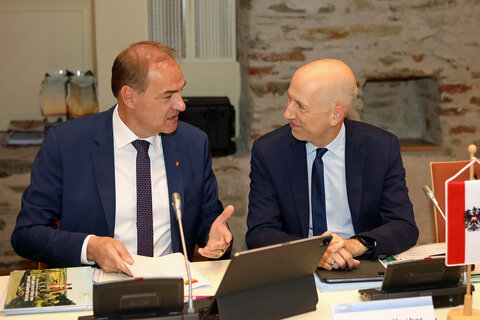Burgenlands Wirtschaftslandesrat Dr. Leonhard Schneemann eröffnete am zweiten Tag die Konferenz gemeinsam mit Bundesminister für Arbeit und Wirtschaft Universitäts-Professor Dr. Martin Kocher (v.l.).