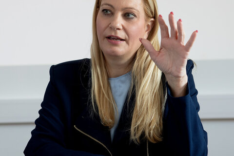 Bildungslandesrätin Mag.a (FH) Daniela Winkler erklärte vor Ort, dass es das Ziel sein muss, dass jedes Kind weiß, wie man einen Notruf absetzt und, wie man sich im Brandfall am besten verhält.