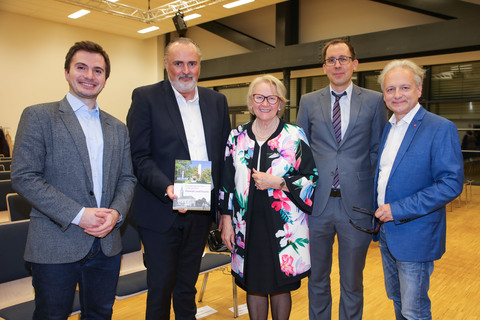 Zum Jubiläum wurde auch das Buch „Evangelische Kirchen im Burgenland. Damals und heute“ von Superintendentialkuratorin Christa Grabenhofer und Johannes Leitner präsentiert (v.l.): Erkan Osmanović, Leykam Buchverlag, Landeshauptmann Hans Peter Doskozil, Superintendentialkuratorin Christa Grabenhofer, Johannes Leitner, Archivar der evangelischen Kirche Österreich, und Robert Rothschädl, Grafiker