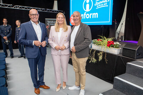 Oberwarts Bürgermeister Georg Rosner und Vizebürgermeister, Präsident des Sozialdemokratischen Wirtschaftsverbandes Burgenland Michael Leitgeb (v.l.) mit Landesrätin Daniela Winkler (Mitte) nach der offiziellen Eröffnung.