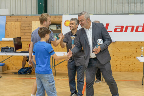 Landesrat Heinrich Dorner übergibt die Preise an die Tennis-Nachwuchstalente.
