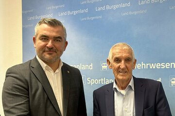 Landesrat Heinrich Dorner und BFV-Präsident Günter Benkö begrüßen die Verlängerung des Akademie-Status für die Fußballakademie Burgenland.