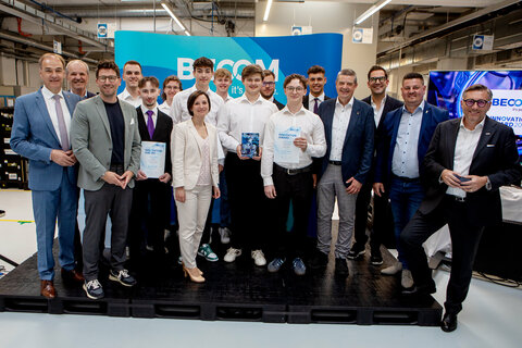 Landesrat Dr. Leonhard Schneemann (l.), Kammerrat Ing. Johann Bock (2.v.l., BECOM Management), DI Roman Bock, MSc (3.v.l., BECOM Management), IV Burgenland-Geschäftsführerin Mag. Anikö Benkö, MA (6.v.l., Industriellenvereinigung Burgenland), HTL Pinkafeld-Schulleiter Professor DI Dr. Wilfried Lercher, MA (4.v.r.), Ing. Mag. Johannes Bock (3.v.r., BECOM Management), Bürgermeister Michael Kefeder (2.v.r., Großgemeinde Lockenhaus) und Direktor Diplomkaufmann Dr. Harald Schermann (r., Wirtschaftskammer Burgenland) mit den erfolgreichen Schülern und Sieger der drei Preise, der HTL Pinkafeld.