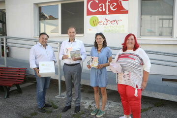Bürgermeister Bruno Stutzenstein, Landesrat Dr. Leonhard Schneemann, Nina Pintel und Obfrau Doris Horvath (v.l.) beim Buschenschank der Weiberwirtschaft Stoob