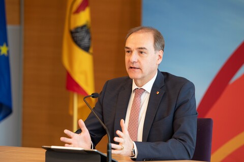 Landesrat Leonhard Schneemann stellte gemeinsam mit Mario Zagler, Stellvertretender Generalsekretär Rettet das Kind Burgenland, und Hans-Jürgen Groß, Geschäftsführender Präsident ÖZIV Burgenland, die Eckpunkte des neuen Chancengleichheitsgesetzes vor.