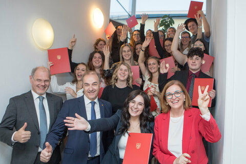 Mag. Franz Öller, MBA, MPH (Kaufmännischer Direktor der Gesundheit Burgenland) (links vorne), Soziallandesrat Dr. Leonhard Schneemann (2.v.l. vorne) und Direktorin Gabriele Ehrenhöfer, MSc (Schule für allgemeine Gesundheits- und Krankenpflege Oberwart und Expositur Eisenstadt) (vorne rechts) mit den Diplomandinnen und Diplomanden der Schule für allgemeine Gesundheits- und Krankenpflege Oberwart.